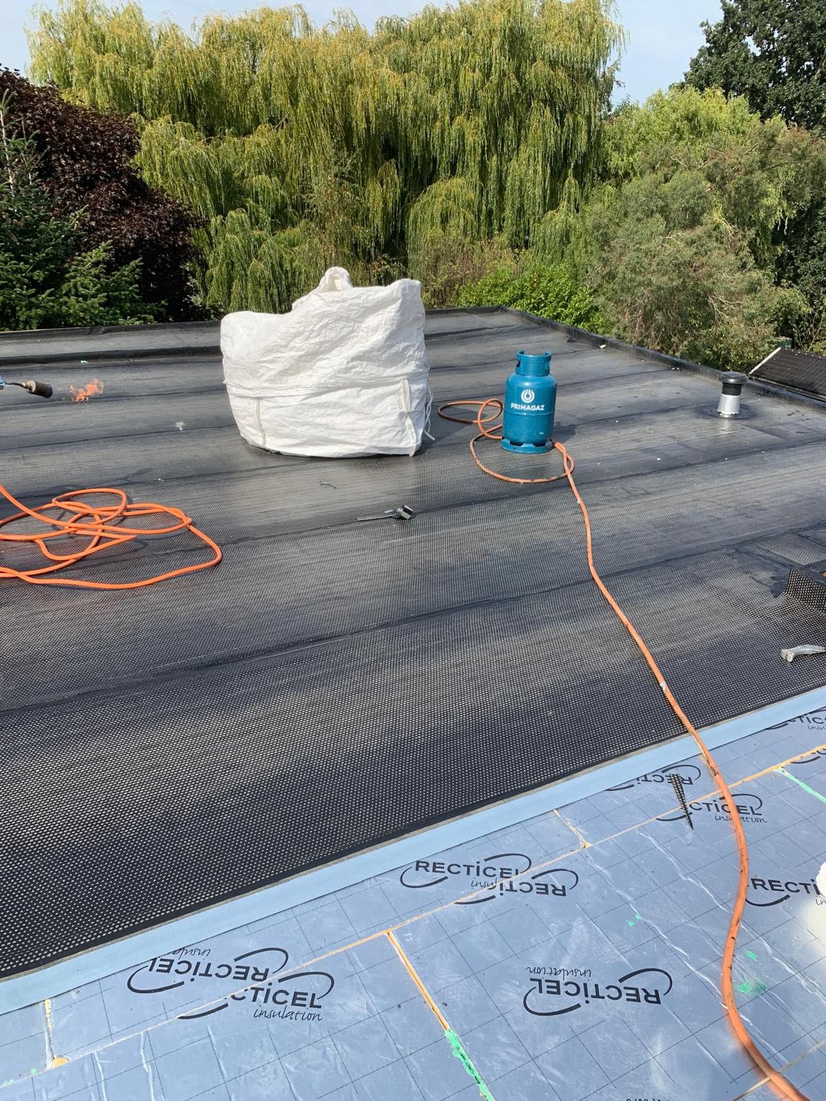 Dakisolatie met isolatiemateriaal