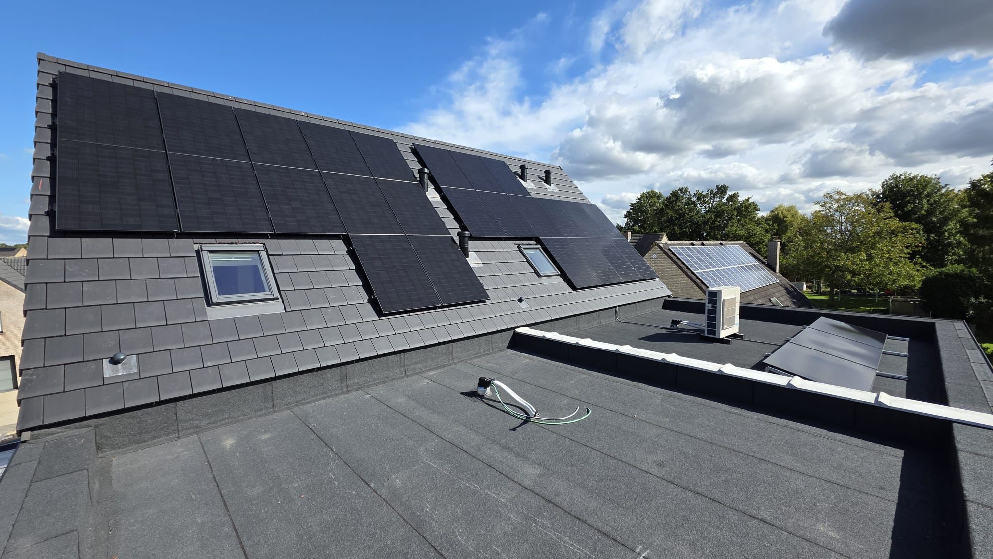 Dak met zonnepanelen en leien