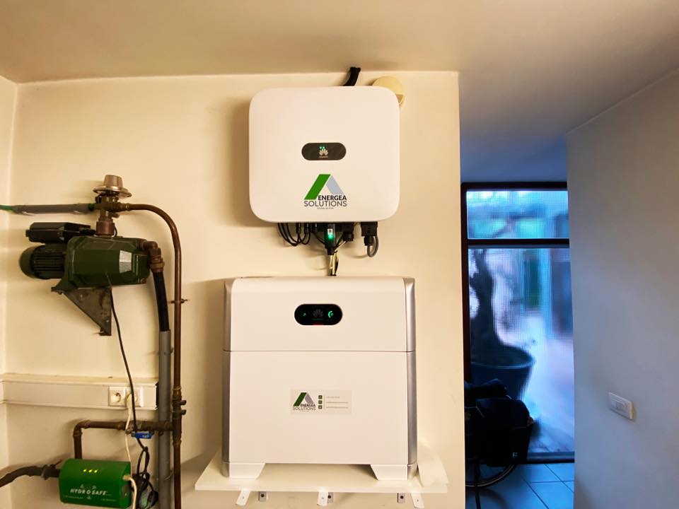 Thuisbatterij en omvormer installatie