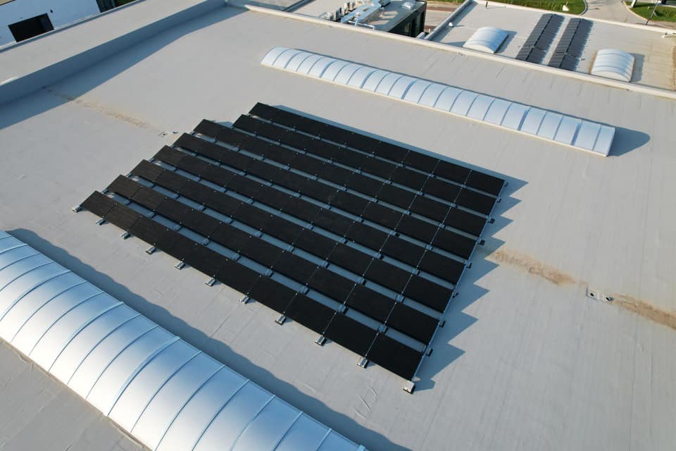 Zonnepanelen installatie op plat dak