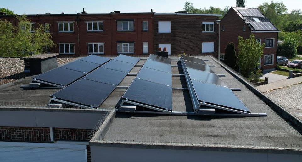 Zonnepanelen installatie op plat dak in Hemiksem - Energea Solutions