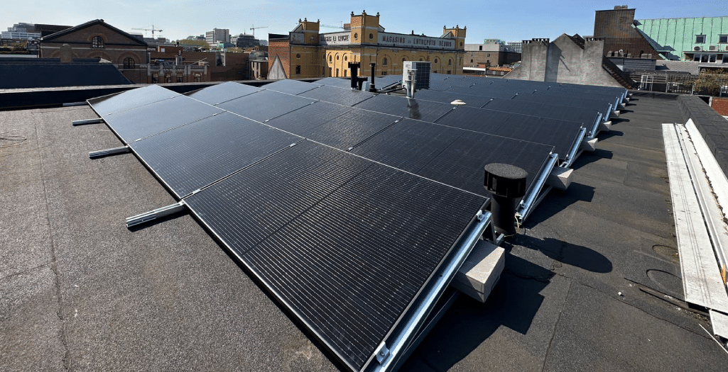 Fotovoltaïsche panelen op plat dak – rijwoning